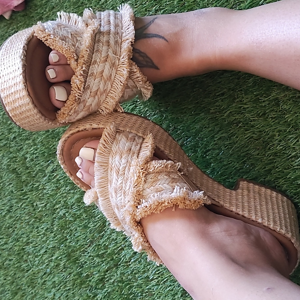 Universal Thread Sandals - Picture 1 of 4
